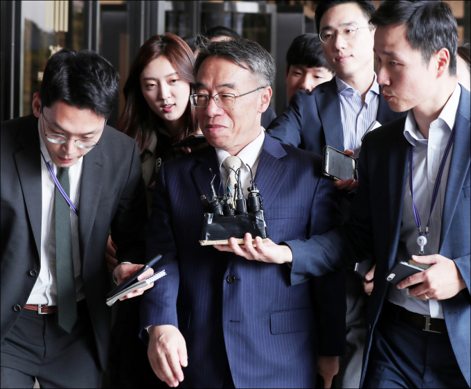 이른바 '사법농단'의 최상위 실행자로 지목돼 1심에서 징역형 집행유예를 선고받은 임종헌 전 법원행정처 차장의 항소심 선고가 오늘 나온다. 사진은 지난 2018년 10월 서울 서초구 서울중앙지방검찰청에서 조사를 받기 위해 출석한 양승태 사법부의 사법농단 사건에서 '키맨'으로 지목된 임종헌 전 법원행정처 차장. /사진=머니투데이
