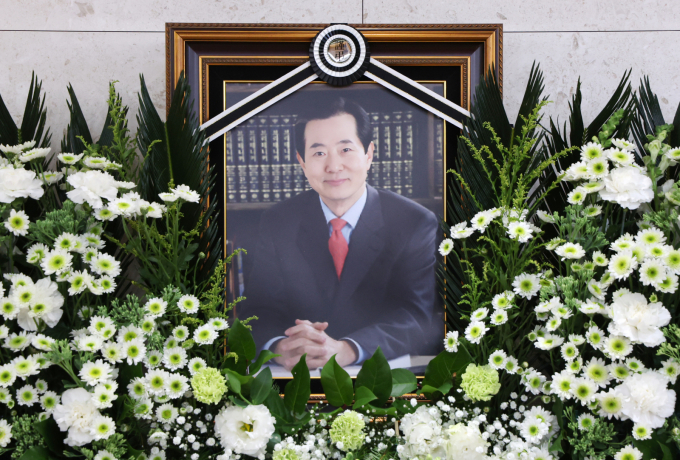 3선 국회의원을 지낸 변웅전 전 의원의 발인이 엄수다. 사진은 지난 25일 서울 송파구 아산병원 장례식에 미련된 변웅전 전 의원(85) 빈소. /사진=뉴시스