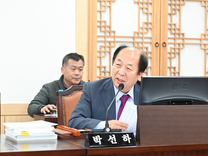 박선하 경북도의원이 26일 2026년도 예산안 심의에서 김천혁신도시 상가 공실 실태를 강하게 지적하고 있다./사진제공=경북도의회