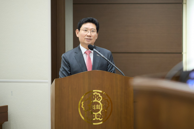 26일 용인특례시의회에서 이상일 시장이 시정질문에 답변하고 있다. /사진제공=용인특레시  
