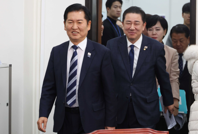 정청래 더불어민주당 대표가 27일 주한미국상공회의소(암참) 인사들을 만나 간담회를 갖는다. 사진은 지난 26일 정청래 더불어민주당 대표(왼쪽)가 서울 여의도 국회에서 열린 최고위원회의에 참석하는 모습. /사진=뉴시스