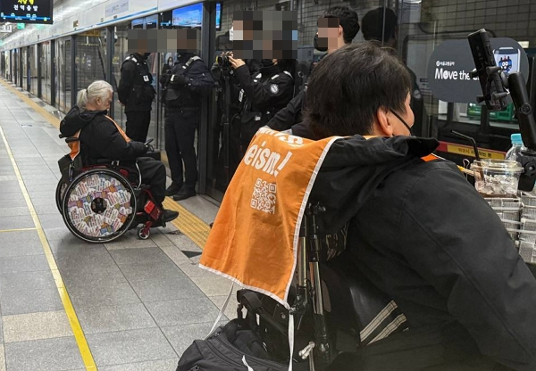 전국장애인차별철폐연대(전장연) 지하철 탑승시위로 서울 지하철 4호선 열차가 혜화역에서 무정차 통과하고 있다. 사진은 27일 혜화역에서 탑승시위를 벌이던 이들의 모습. /사진=전장연 SNS 캡처