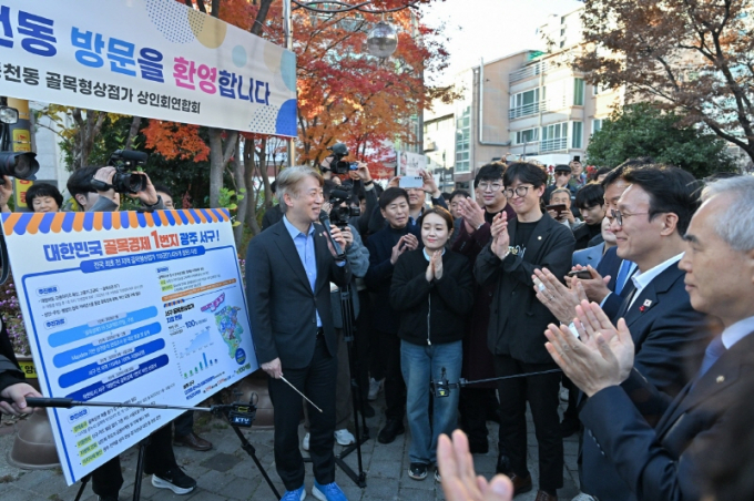 김민석 국무총리가 26일 동천동 골목형상점가를 방문해 ‘골목경제119 프로젝트’ 추진 현황을 직접 점검하고 상인 및 주민들과 소통하고 있다./사진=광주 서구