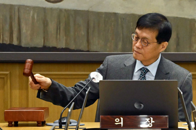한국은행이 기준금리를 현행 연 2.50%로 동결했다. 사진은 이창용 한국은행 총재가 27일 서울 중구 한국은행에서 열린 금융통화위원회 본회의에 참석해 의사봉을 두드리는 모습./사진=뉴스1