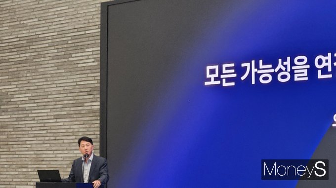 오경석 두나무 대표가 27일 네이버 1784에서 네이버와의 합병 관련 기자회견을 진행하고 있다. /사진=양진원 기자