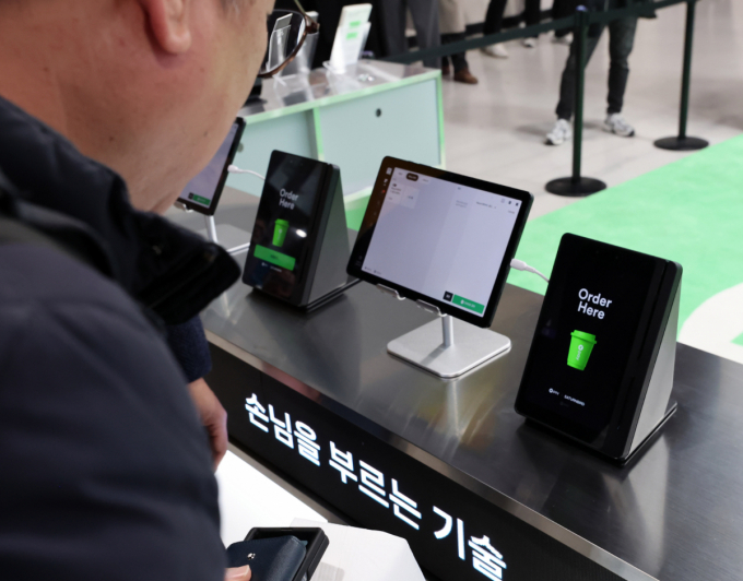 네이버 주가가 27일 약세다. 사진은 전날 서울 서초구 aT센터에서 열린 코리아 핀테크 위크 2025에 마련된 네이버페이 부스. /사진=뉴시스