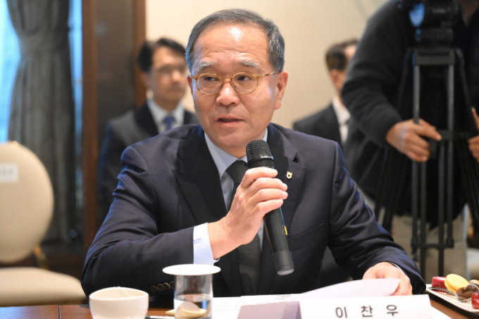 NH농협금융이 내년 시니어 특화 적금과 보험을 통해 시니어 시장을 본격 공략한다. 사진은 이달 17일 오후 서울 여의도 산업은행 별관에서 열린 '국민성장펀드의 성공을 위한 금융기관간 업무협약식'에서 인사말 하고 있는 이찬우 회장./사진=뉴시스 