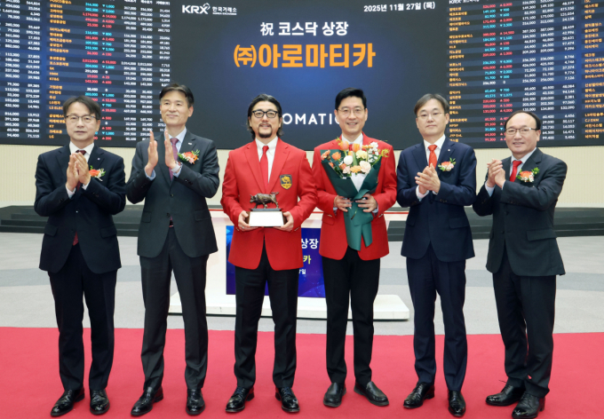 아로마티카가 27일 공모가 대비 2배 이상 상승세다. 사진은 이날 한국거래소 서울사옥 홍보관에서 열린 아로마티카의 코스닥시장 상장 기념식. (왼쪽부터)김대영 한국IR협의회 부회장, 민경욱 한국거래소 코스닥시장본부장, 김영균 아로마티카 대표이사, 이준호 아로마티카 대표이사, 김준태 신한투자증권 CIB2그룹 대표, 강왕락 코스닥협회 부회장. /사진=뉴스1