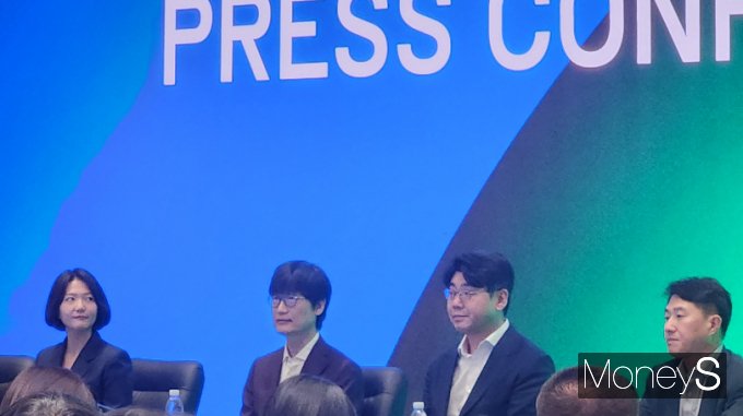 이해진 네이버 의장(왼쪽에서 2번째)와 송치형 두나무 의장(왼쪽에서 3번째)이 27일 네이버 1784 기자간담회에 참석해 양사의 합병 의의를 밝혔다. /사진=양진원 기자 