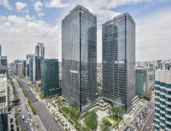 이지스자산운용이 운용하는 서울 강남구 소재 센터필드가 국내 상업용 부동산 최초로 'WELL Core 플래티넘(Platinum)' 인증을 획득했다고 27일 밝혔다. 사진은 강남 센터필드 전경. /사진제공=이지스자산운용