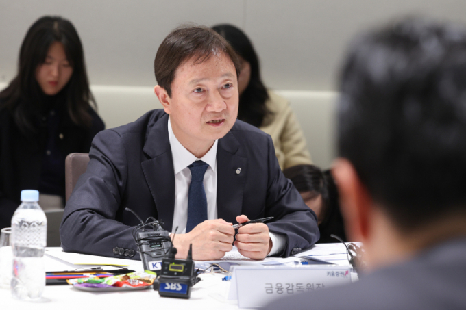 이찬진 금융감독원장이 27일 오전 금융시장 상황 점검회의를 개최했다. 사진은  지난 24일 오후 증권사 영업점 현장방문차 서울 영등포구 키움증권 본사를 찾아 엄주성 대표이사 등 임원들과 간담회를 하는 이 원장 모습./사진=뉴스1
