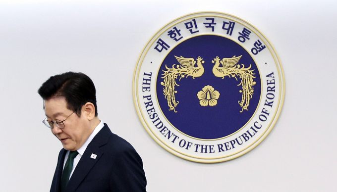 폴란드의 신형 잠수함 도입 사업에서 한국 기업이 탈락한 것에 대해 이재명 대통령이 "폴란드 결정을 존중하고 변함없이 방산 협력을 유지 및 강화해 나갈 예정"이라고 밝혔다. 사진은 지난달 13일 이 대통령이 서울 용산구 대통령실 청사에서 열린 수석보좌관회의에 입장하는 모습. /사진=뉴시스(대통령실통신사진기자단)
