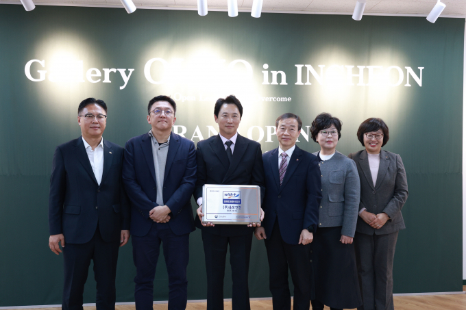 김형준 현대제철 인재경영실장과 한국장애인고용공단 관계자가올모인천 개소식에서 기념사진을 촬영하고 있다. /사진=현대제철