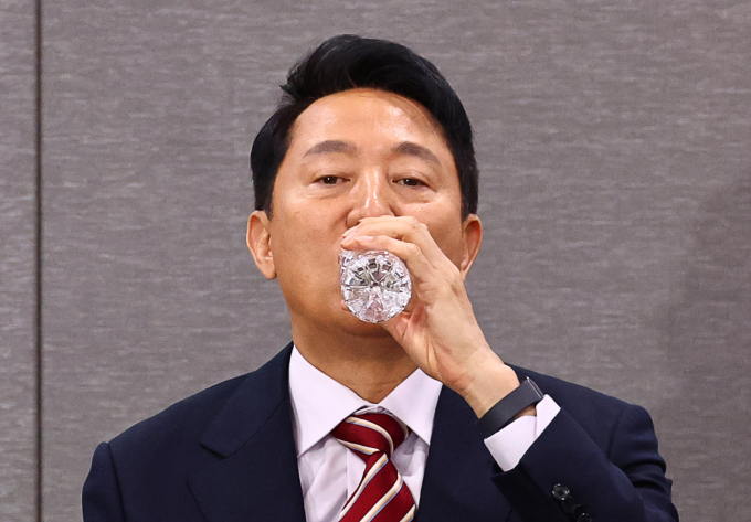 오세훈 서울시장이 12·3 비상계엄 1주년을 맞아 국민의힘의 사과 요구가 나오는 것과 관련해 "국민에 닿을 때까지 계속해서 진심을 담은 사과와 반성이 있어야 한다"고 전했다. 사진은 27일 오 시장이 서울 여의도 국회 의원회관에서 열린 국민의힘 서울시당 주거사다리정상화특별위원회 정책토론회에서 물 마시는 모습. /사진=뉴시스