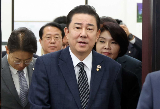 김병기 더불어민주당 원내대표가 27일 "홈플러스의 매각을 위한 본입찰이 무산됐다"며 "MBK 파트너와 홈플러스에만 맡겨서는 더 이상 해결이 불가능한 단계"라고 비판했다. 사진은 김병기 더불어민주당 원내대표가 27일 오전 서울 여의도 국회에서 열린 정책조정회의에서 발언을 하고 있는 모습. /사진=뉴시스