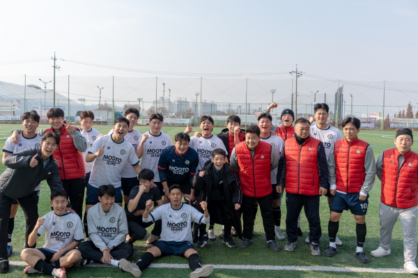 동두천시 TDC 축구팀이 경기 이천시 종합운동장에서 개최된 경기도 K6리그 4개권역 우승팀끼리 펼쳐진 'K5 경기도 리그 승격플레이오프'에서 용인시 연원FC를 4대1로 꺾은 후 리그 승격 기념 촬영을 하고 있다. /사진제공=동두천시