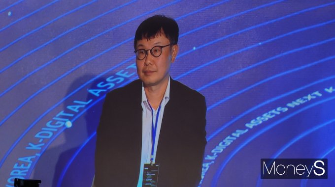 김형년 두나무 부회장이 지난 19일 서울 여의도 페어몬트 앰배서더 호텔에서 열린 '디콘(D-CON) 2025' 첫 세션에 메인 패널로 참석해 가상자산 시장 전망과 글로벌 규제 환경에 대한 의견을 제시했다. /사진=양진원 기자 