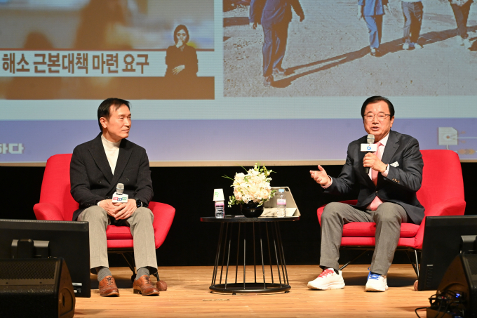 이현재 시장(오른쪽)과 임태희 (왼쪽) 지난 26일 하남문화예술회관 아랑홀에서 열린 '하남교육 토크콘서트-하이 하남! 미래교육도시로 디자인하다'에 참석해 환담하고 있다. /사진제공=하남시