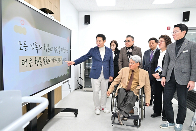 백영현(맨 왼쪽) 포천시장 등 지역관계자들이 지난 26일 반다비 체육센터 체육관에서 반다비 체육센터와 가족센터 개관식 후 시설 내부를 둘러보고 있다. /사진제공=포천시