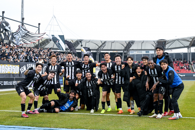 성남FC가 3년 만에 1부 승격을 노린다. 사진은 서울 이랜드와의 준플레이오프를 앞둔 성남 선수단. /사진=성남FC 제공