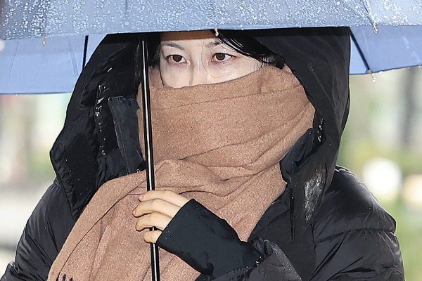 음주운전 및 불법숙박업 혐의로 1심에서 벌금형을 선고받은 문재인 전 대통령의 딸 다혜씨가 항소심에서 징역 1년을 구형받았다. 사진은 27일 오전 서울 서울서부지방법원에서 열린 항소심 1차 공판기일에 다혜씨가 출석하는 모습. /사진=뉴스1