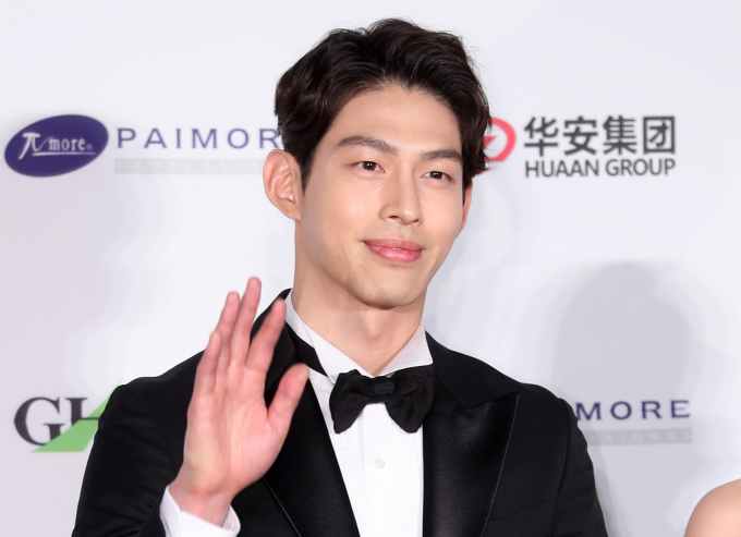 그룹 유엔 출신 최정원이 상간남 의혹을 벗은 가운데, 그의 불륜 상대로 언급된 여성이 녹취록으로 인한 오해를 해명했다. 사진은 지난 2017년 10월 서울 중구 세종문화회관에서 진행된 '제54회 대종상 영화제' 레드카펫 행사에 참석한 그룹 유엔 출신 최정원. /사진=머니투데이