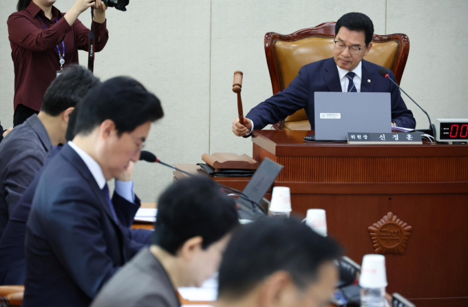 국회 행정안전위원회가 27일 제헌절을 다시 공휴일로 지정하는 법안을 통과시켰다. 사진은 지난 17일 신정훈 국회 행정안전위원회 위원장이 서울 여의도 국회에서 열린 2026년도 예산안 등 의결을 위해 열린 전체회의에서 의사봉을 두드리는 모습. /사진=뉴시스
