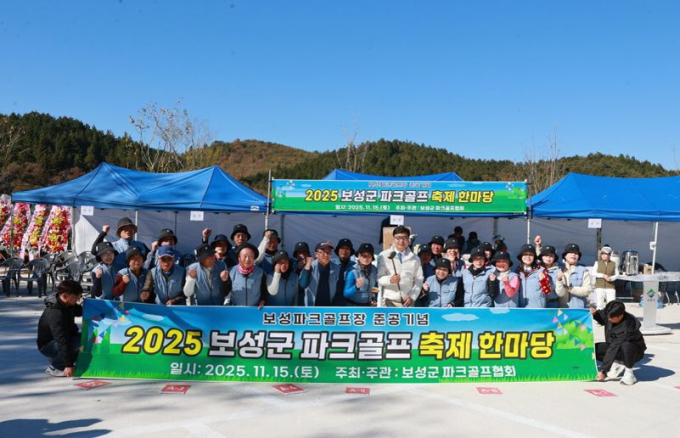 김철우 보성군수(앞줄 오른쪽 일곱번째)가 골프장 준공을 기념해 지난 15일 보성군파크골프협회 주최로 열린 '2025 보성 파크골프 축제 한마당'에서 관계자들과 기념촬영 하고 잇다./사진=보성군