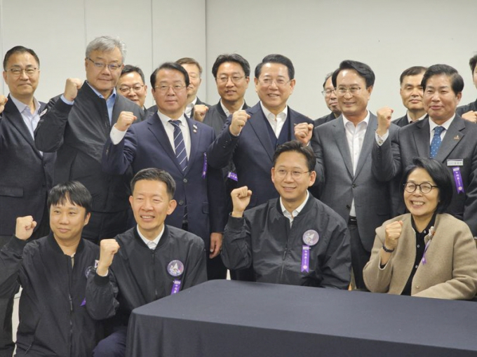 김영록 전남도지사(두번째 줄 오른쪽세번째)가 27일 새벽 고흥 나로우주센터에서 한국형 발사체 '누리호' 4차 발사 성공을 관계자들과 축하하고 있다./사진=전남도 