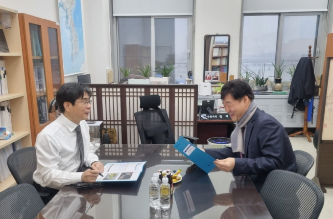 27일 윤동욱 전주 부시장(사진 오른쪽)이 국회 예결위를 방문해 정대영 예산결산특별위원회 전문위원(왼쪽)에게 전주시 핵심사업의 국회 단계 증액 필요성을 설명하고 있다./사진제공=전주시