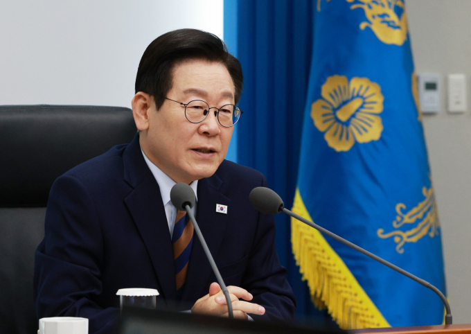 이재명 대통령이 27일 수석·보좌관회 의에서 "법정 시한 내에 예산을 처리할 수 있도록 여야의 초당적 협조를 당부한다"고 전했다. 사진은 27일 이 대통령이 서울 용산구 대통령실 청사에서 열린 수석보좌관회의에서 발언하는 모습. /사진=뉴시스