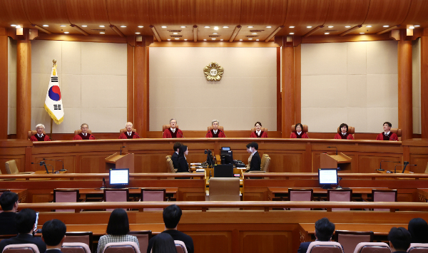 윤석열 전 대통령이 12·3 비상계엄 선포 이후 고위공직자범죄수사처(공수처)의 체포영장 청구와 법원의 영장 발부에 반발해 낸 권한쟁의심판 청구를 헌법재판소가 각하했다. 사진은 김상환 헌법재판소장이 27일 오후 서울 종로구 헌법재판소 심판정에서 윤석열 전 대통령이 오동운 공수처장과 신한미 서울서부지법 부장판사 상대로 낸 권한쟁의심판 사건을 선고하기 위해 자리하고 있는 모습. /사진=뉴스1