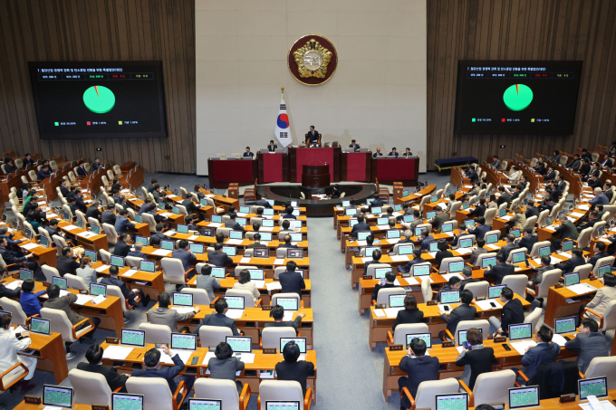 27일 서울 여의도 국회에서 열린 제429회국회(정기회) 제13차 본회의에서 철강산업 경쟁력 강화 및 탄소중립 전환을 위한 특별법안(대안)이 가결되고 있다. /사진=뉴스1