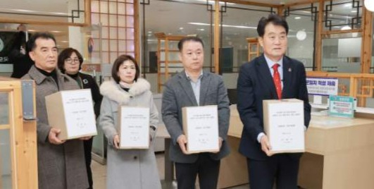 하은호 군포시장(맨 오른쪽) 등이 27일 세종정부청사 국토교통부를 방문해 철도지하화 서명부를 전달하고 있다. /사진제공=군포시