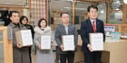 하은호 군포시장(맨 오른쪽) 등이 27일 세종정부청사 국토교통부를 방문해 철도지하화 서명부를 전달하고 있다. /사진제공=군포시