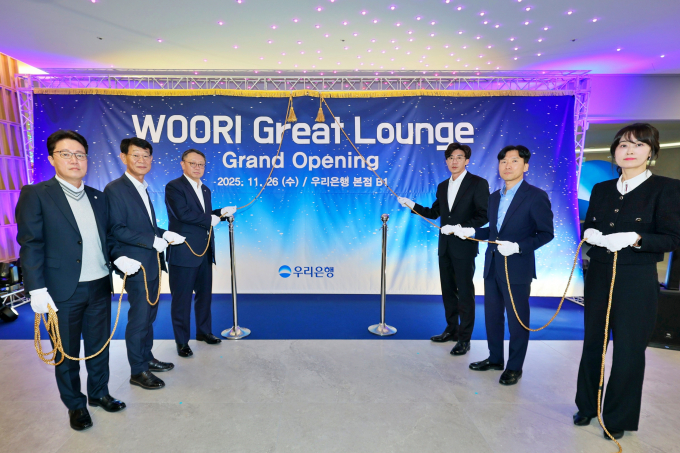 지난 26일 서울 중구 회현동 우리은행 본점 지하 1층에서 열린 문화복합공간 ‘WOORI Great Lounge(우리 그레이트 라운지)’ 개관식에서 정진완 우리은행장(왼쪽 세번째)과 박봉수 노동조합 위원장(오른쪽 세번째)이 관계자들과 함께 기념촬영을 하고 있다./사진=우리은행