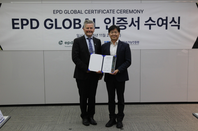 김용기 LS일렉트릭 소재·생산기술센터장(오른쪽)·하콘 하우안(Håkon Hauan) EPD 글로벌 최고경영자(CEO)(왼쪽)가 인증서 수여식서 기념촬영하고 있다. /사진=LS일렉트릭