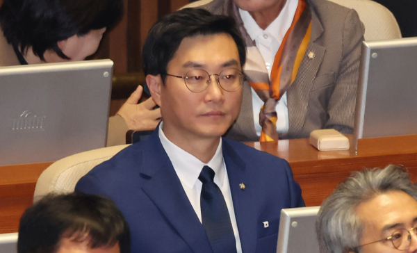 장경태 더불어민주당 의원이 성추행 혐의로 고소당해 경찰이 수사에 나섰다. 사진은 장경태 더불어민주당 의원이 27일 서울 여의도 국회에서 열린 제429회국회(정기회) 제13차 본회의에 참석한 모습. /사진=뉴스1