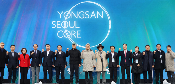  27일 오후 서울 용산구 정비창 일대에서 열린 용산국제업무지구 도시개발사업 기공식에서 오세훈 서울시장을 비롯한 내빈들이 기념촬영을 하고 있다. /사진=뉴스1