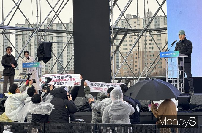  오세훈 서울시장의 비전 발표가 시작되는 순간 용산정비창 공대위 소속 회원들이 기습시위를 하고 있다. /사진=장동규 기자