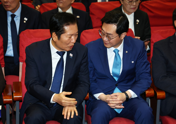 정청래 더불어민주당 대표가 27일 성추행 의혹을 받는 장경태 의원에 대한 진상조사를 윤리감찰단에 지시했다. 사진은 지난 25일 정 대표가 서울 여의도 국회 의원회관에서 열린 '민주당 서울시당 천만의 꿈 경청단 출범식'에서 장 의원과 대화하는 모습. /사진=뉴시스