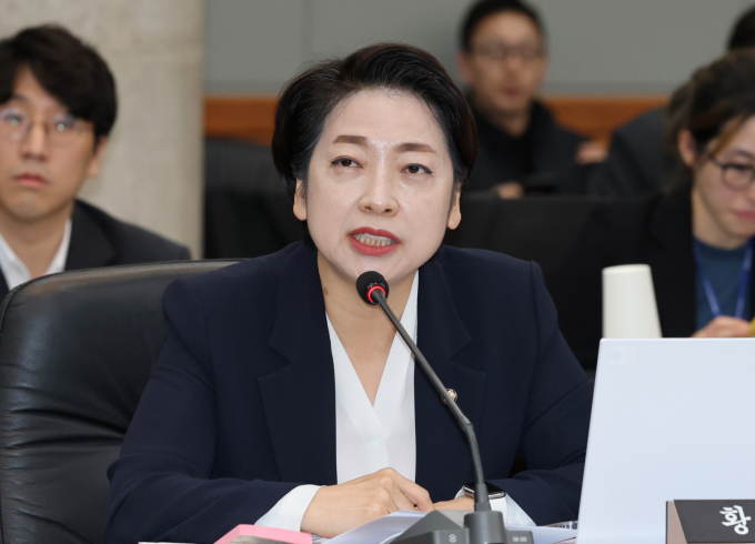 황정아 더불어민주당 위원이 24일 대전 한국전자통신연구원(ETRI)에서 열린 국회 과학기술정보방송통신위원회 국정감사에서 질의하고 있다. /사진=뉴스1