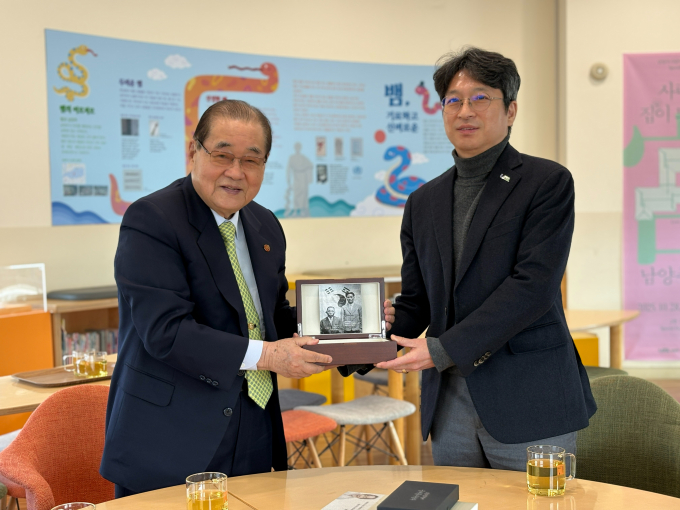  26일 남양주시립박물관에서 진행 중인 '대한민국 임시정부 기억상자' 특별전에 방문한 이종찬 광복회장(왼쪽)에게 홍지선 남양주 부시장이 '회중시계'의 복제품을 감사의 뜻으로 전달하고 있다. /사진제공=남양주시