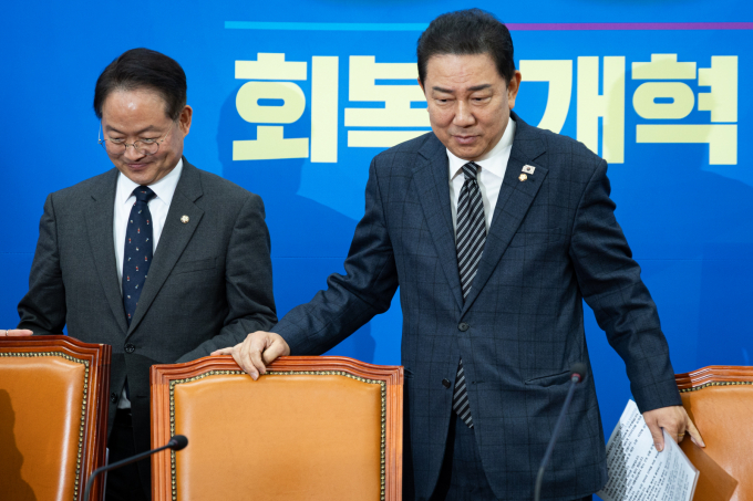 김병기 더불어민주당 원내대표와 허영 원내정책수석부대표가 지난 20일 서울 여의도 국회에서 열린 정책조정회의에 참석하고 있다. /사진=뉴스1