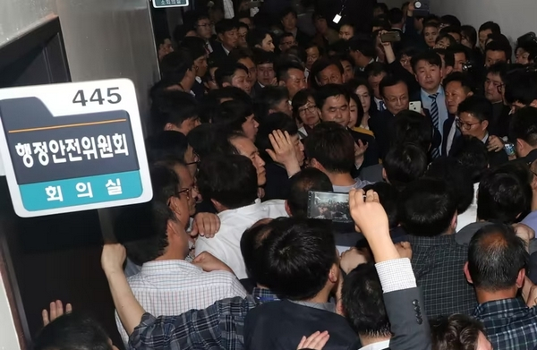 '국회 패스트트랙 사건'에 연루된 더불어민주당 전현직 의원 등의 1심 공판이 마무리된다. 사진은 지난 2019년 4월25일 나경원 당시 자유한국당 원내대표 등 자유한국당 의원들이 여당의 공수처법 등 패스트트랙 지정 법안 제출을 지지하기 위해 입구를 막는 모습. /사진=뉴스1