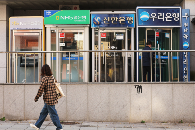 은행권 원화대출 연체율(1개월이상 원리금 연체)이 신규 연체채권 감소와 채권 정리 확대로 소폭 낮아졌다. 사진은 은행 ATM기를 시민들이 이용하는 모습./사진=뉴스1