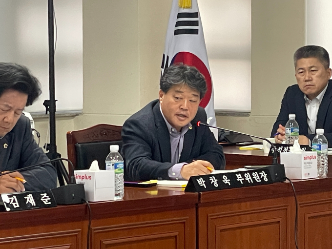 박창욱 경북도의원(농수산위원회 부위원장)이 26일 열린 2026년도 예산안 및 기금운용계획안 심사에서 질의하고 있다./사진제공=경북도의회