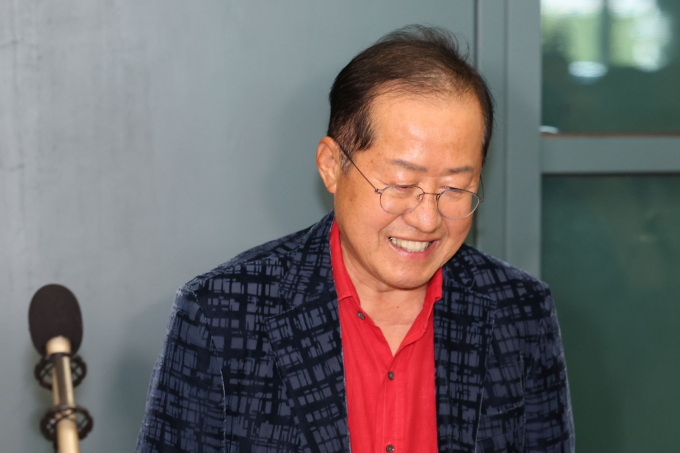 홍준표 전 대구시장이 지난 27일 밤 자신의 페이스북에 윤석열 전 대통령에 대해 "정치판에 뛰어든 게 잘못"이라고 글을 올렸다. 사진은 지난 6월17일 홍 전 시장이 인천 중구 인천국제공항 제1터미널을 통해 귀국한 모습. /사진=뉴시스