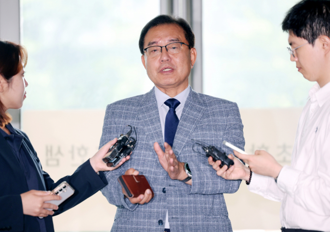 순직해병 사건 관련 수사 외압 의혹을 수사중인 이명현 특별검사팀이 28일 최종 수사 결과를 발표한다. 사진은 지난 6월26일 이 특별검사(순직해병 특검)가 서울 서초구 특검 사무실 로비에서 취재진 질문에 답하는 모습. /사진=뉴시스