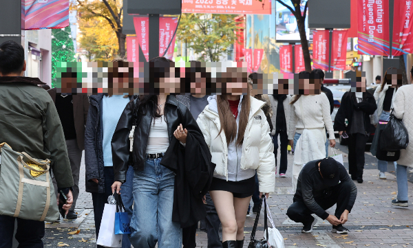 서울 명동의 화장품 브랜드 더샘 한 매장이 외국인 관광객을 상대로 과대 결제했다는 의혹에 휩싸이자, 매장 측은 "사실이 아니다"라고 정면 반박했다. 사진은 기사의 이해를 돕기 위한 13일 서울 명동 거리가 외국인 관광객들로 붐비고 있는 모습. /사진=김다솜 기자